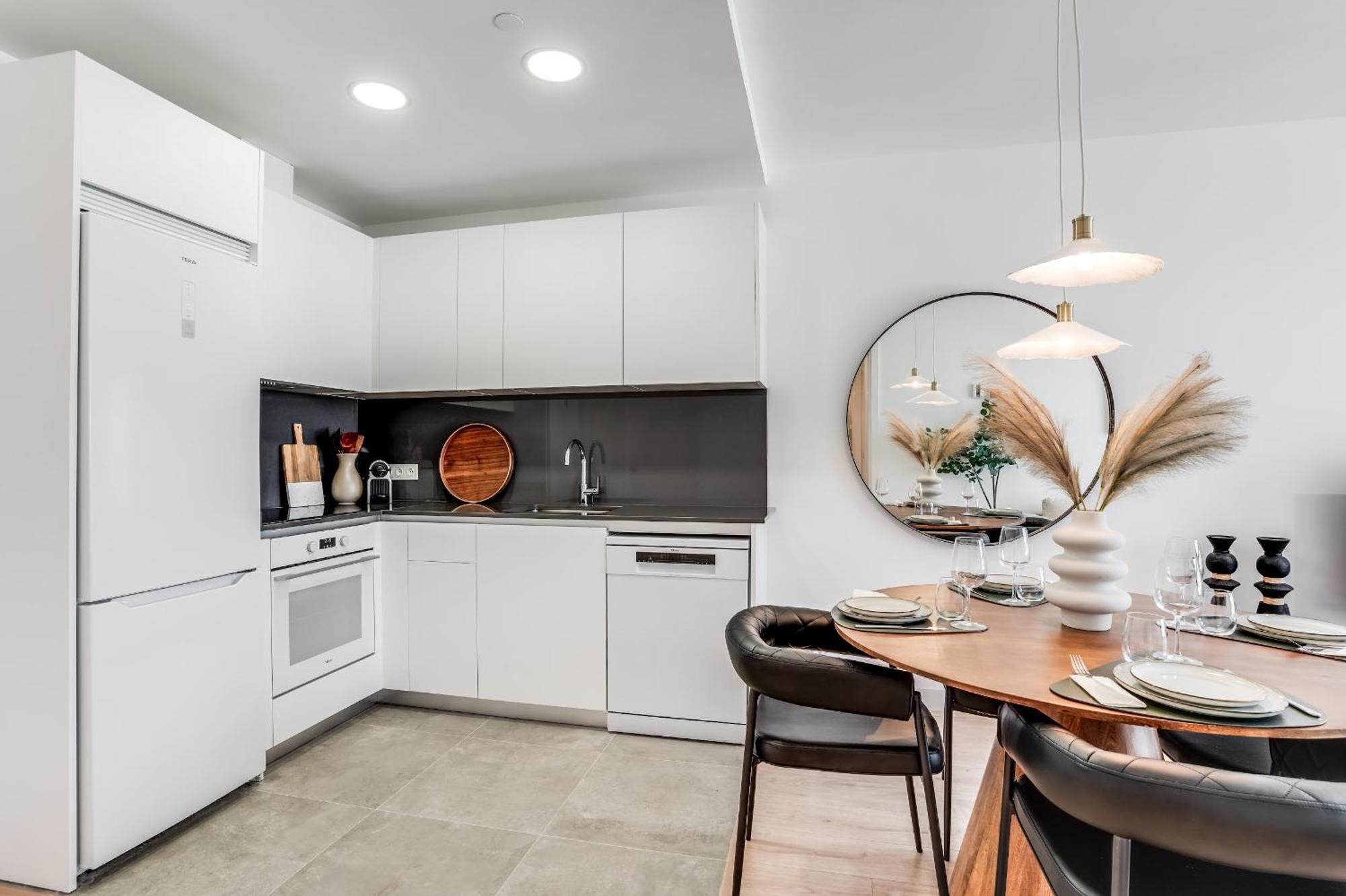 Brand New Urban Sky 25th Floor Apartment *
